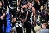 El ala-pívot/pívot de los San Antonio Spurs, Victor Wembanyama (C-D), elogió este sábado a Gregg Popovich, al que definió como "el jefe" y quien dirigió a su equipo durante 29 temporadas antes de dejar el cargo tras sufrir un derrame cerebral. EFE/EPA/GERALD LEONG SHUTTERSTOCK OUT
