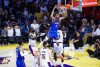 Chet Holmgren, de los Thunder, encesta ante los Lakers en un juego en Los Angeles. EFE/EPA/CHRIS TORRES SHUTTERSTOCK OUT
