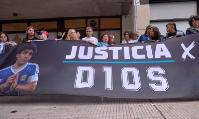 Fotografía de archivo de simpatizantes de Diego Armando Maradona durante una manifiestación afuera del tribunal de San Isidro en Buenos Aires (Argentina). EFE/ Adan Gonzalez