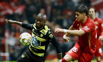 Everaldo López (d), de Toluca, disputa un balón con Enner Valencia, de Pachuca, en un partido por los cuartos de final de la Liga MX entre Toluca y Pachuca en el estadio Nemesio Diez en Toluca (México). EFE/Felipe Gutiérrez