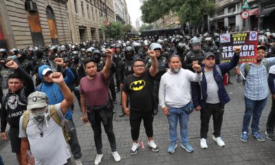 Maestros de la Coordinadora Nacional de Trabajadores de la Educación (CNTE) se manifiestan este lunes, durante una marcha en Ciudad de México (México). EFE/Mario Guzmán