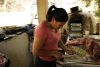 Una mujer prepara alimentos este martes, en Valle de Ángeles (Honduras). EFE/ Gustavo Amador
