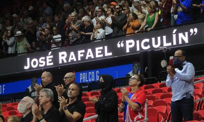 Personas asisten a la despedida del baloncestista puertorriqueño José 'Piculín' Ortiz, en el coliseo Roberto Clemente, en San Juan (Puerto Rico). EFE/Thais Llorca