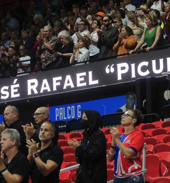 Personas asisten a la despedida del baloncestista puertorriqueño José 'Piculín' Ortiz, en el coliseo Roberto Clemente, en San Juan (Puerto Rico). EFE/Thais Llorca