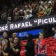Personas asisten a la despedida del baloncestista puertorriqueño José 'Piculín' Ortiz, en el coliseo Roberto Clemente, en San Juan (Puerto Rico). EFE/Thais Llorca