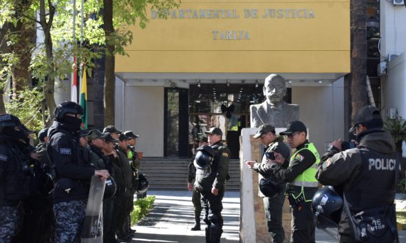 Integrantes de la Policía de Bolivia vigilan durante el inicio del juicio contra el expresidente boliviano Evo Morales (2006-2019) este lunes, en el Tribunal Departamental de Justicia de Tarija (Bolivia). EFE/STR