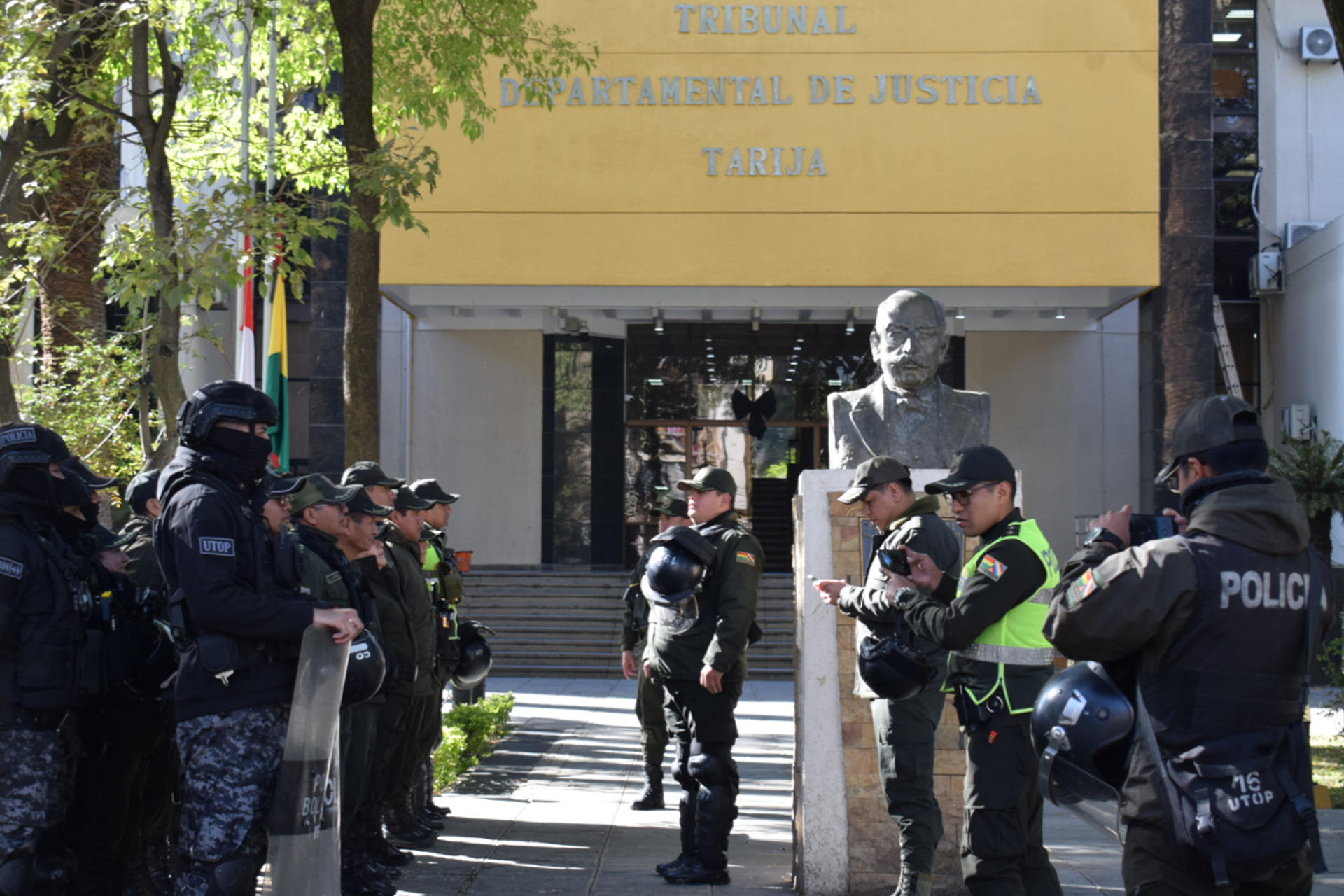 Integrantes de la Policía de Bolivia vigilan durante el inicio del juicio contra el expresidente boliviano Evo Morales (2006-2019) este lunes, en el Tribunal Departamental de Justicia de Tarija (Bolivia). EFE/STR