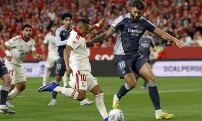 El defensa de la Real Sociedad Duje Ćaleta-Carbalón (d) disputa un balón ante el delantero del Sevilla Alexis Sánchez (i) durante el partido de la jornada 34 de LaLiga EA Sports que el Sevilla FC y la Real Sociedad disputaron en el estadio Ramón Sánchez-Pizjuán de la capital andaluza. EFE/ Julio Muñoz