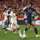 El defensa de la Real Sociedad Duje Ćaleta-Carbalón (d) disputa un balón ante el delantero del Sevilla Alexis Sánchez (i) durante el partido de la jornada 34 de LaLiga EA Sports que el Sevilla FC y la Real Sociedad disputaron en el estadio Ramón Sánchez-Pizjuán de la capital andaluza. EFE/ Julio Muñoz