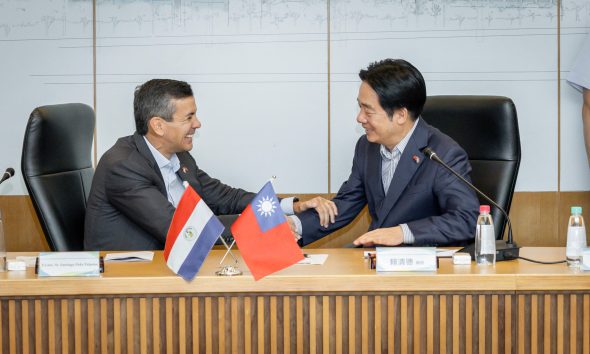 Imagen de archivo del presidente taiwanés, William Lai (d), y su homólogo paraguayo, Santiago Peña, en el Parque Científico del Sur de Taiwán, ubicado en la ciudad de Tainan.
EFE/ Wang Yu Ching Oficina Presidencial De Taiwán SOLO USO EDITORIAL SOLO DISPONIBLE PARA ILUSTRAR LA NOTICIA QUE ACOMPAÑA (CRÉDITO OBLIGATORIO)