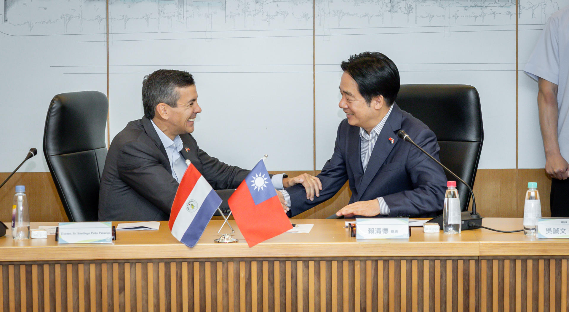 Imagen de archivo del presidente taiwanés, William Lai (d), y su homólogo paraguayo, Santiago Peña, en el Parque Científico del Sur de Taiwán, ubicado en la ciudad de Tainan.
EFE/ Wang Yu Ching Oficina Presidencial De Taiwán SOLO USO EDITORIAL SOLO DISPONIBLE PARA ILUSTRAR LA NOTICIA QUE ACOMPAÑA (CRÉDITO OBLIGATORIO)