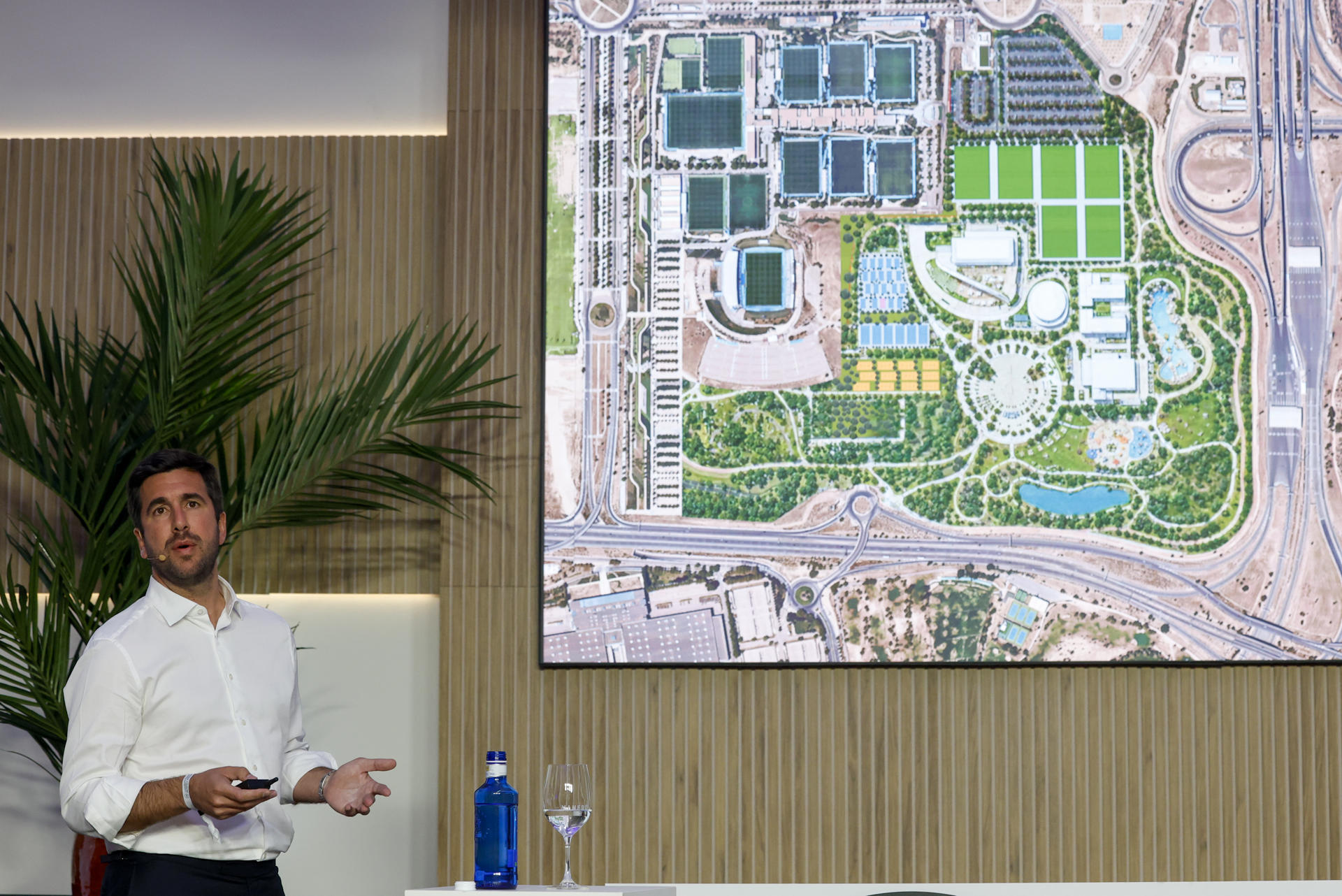 Enrique Riquelme, candidato a la presidencia a las elecciones del Real Madrid el próximo 7 de junio, presenta este miércoles su proyecto social, que incluye la construcción de un pabellón, un hotel y espacios para los socios en la ciudad deportiva de Valdebebas. EFE/ J.J.Guillen