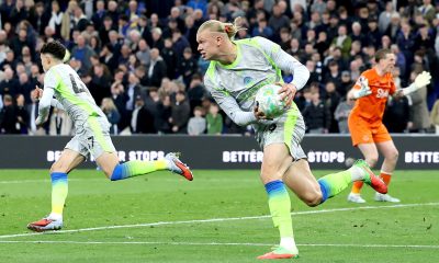 El delantero del City Erling Haaland (C)coge el balón para sacar rápido durante el partido de la Premier que han jugado Everton FC y Manchester City, en Liverpool, Reino Unido. EFE/EPA/ADAM VAUGHAN
