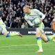 El delantero del City Erling Haaland (C)coge el balón para sacar rápido durante el partido de la Premier que han jugado Everton FC y Manchester City, en Liverpool, Reino Unido. EFE/EPA/ADAM VAUGHAN