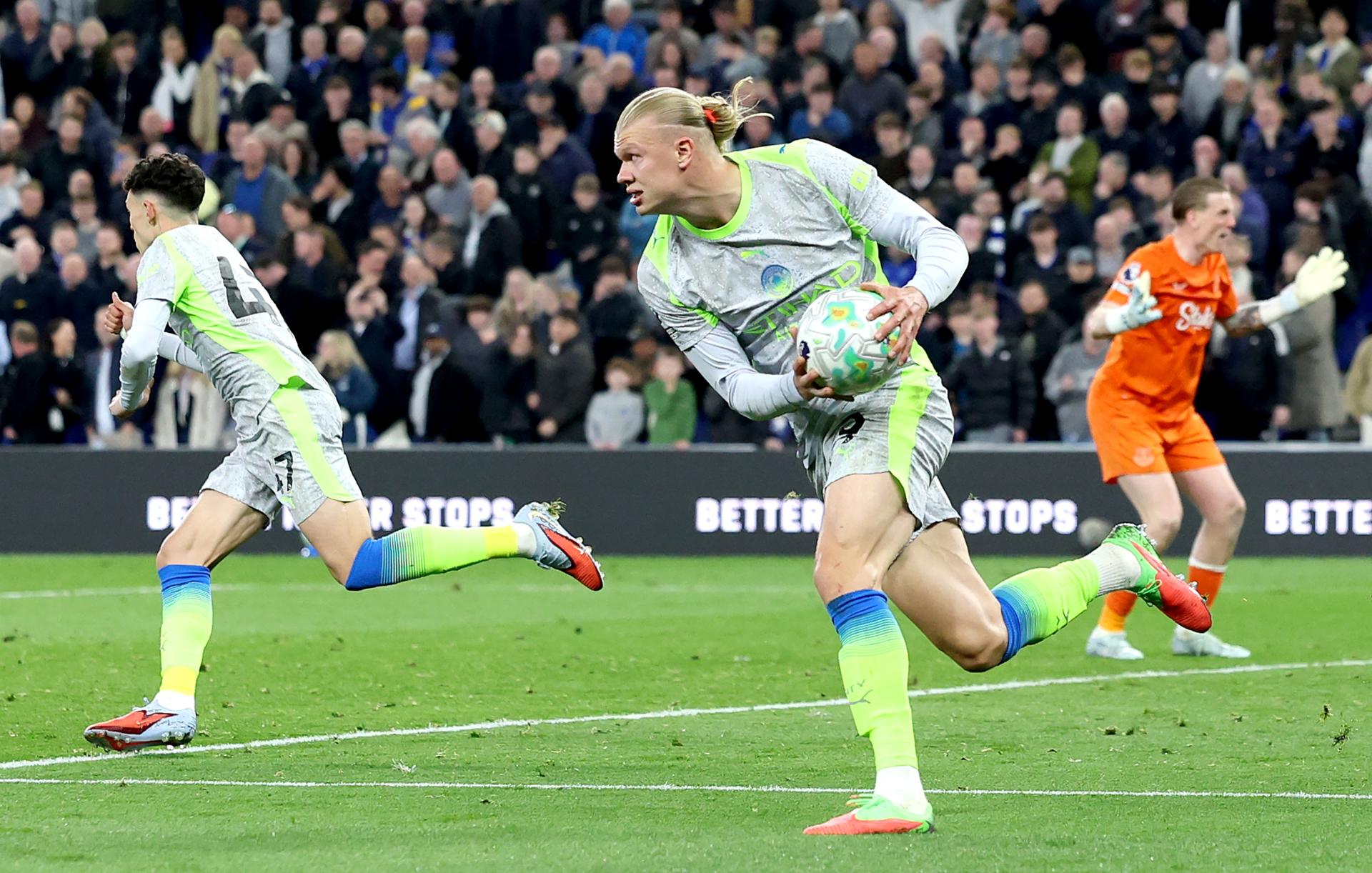 El delantero del City Erling Haaland (C)coge el balón para sacar rápido durante el partido de la Premier que han jugado Everton FC y Manchester City, en Liverpool, Reino Unido. EFE/EPA/ADAM VAUGHAN