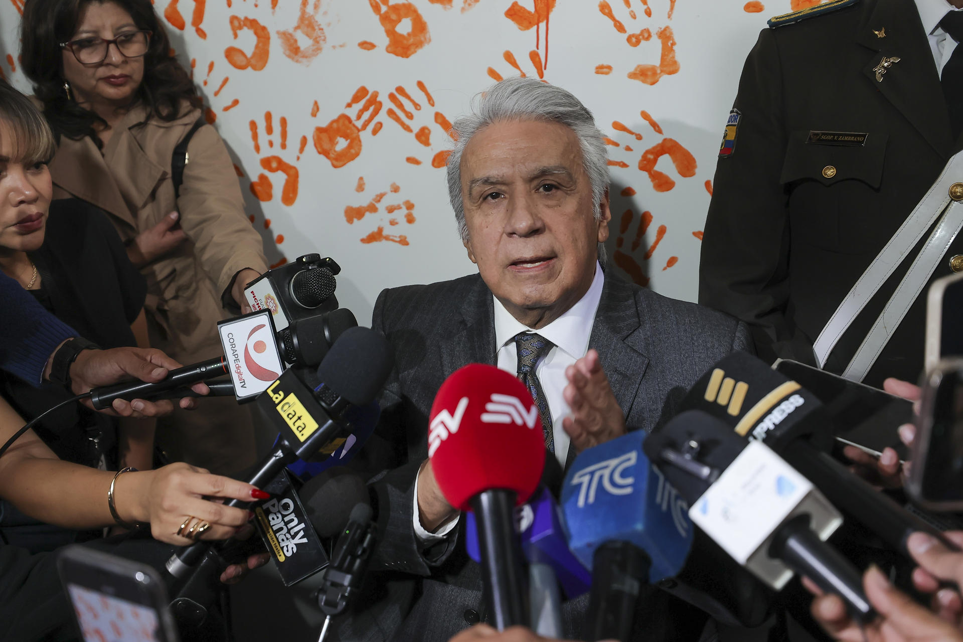 El expresidente de Ecuador, Lenín Moreno (2017-2021), habla con periodistas al salir de un juicio este 11 de mayo de 2026, en la Corte Nacional de Justicia, en Quito (Ecuador). EFE/José Jácome
