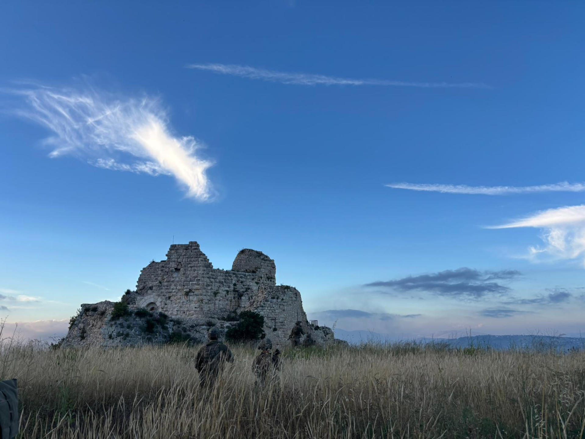 El Ejército de Israel anunció este domingo que lleva días operando en torno al castillo de Beaufort, una posición estratégica en el sur del Líbano y al norte del río Litani, sobre el que ha expandido su invasión en los últimos días. "La operación comenzó hace varios días, durante los cuales un importante número de tropas terrestres de las FDI (Fuerzas de Defensa de Israel, el Ejército) comenzaron operaciones defensivas para expandir la Línea de Defensa Avanzada", recoge el comunicado del Ejército, constituyendo dicha línea la frontera del territorio invadido por Israel en el sur del Líbano. EFE/ Ejército De Israel   *****SOLO USO EDITORIAL/SOLO DISPONIBLE PARA ILUSTRAR LA NOTICIA QUE ACOMPAÑA (CRÉDITO OBLIGATORIO) *****