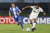 Juan Boselli (i), de Juventud, marca a Renan Lodi, de Atlético Mineiro, en un partido de la fase de grupos de la Copa Sudamericana en Montevideo (Uruguay). EFE/Gastón Britos
