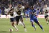 Osinachi Ebere (d) de Cruz Azul disputa el balón con Nathanael Ananias Da Silva de Pumas este jueves, en el partido de ida de la final de la Liga MX entre Cruz Azul y Pumas en el estadio Ciudad de los Deportes en Ciudad de México (México). EFE/ José Méndez
