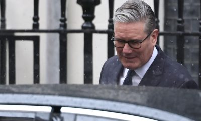 .- El primer ministro británico, Keir Starmer, parte hacia la Apertura del Parlamento desde Downing Street en Londres, Reino Unido, este miércoles. La Apertura del Parlamento es un acto ceremonial que marca formalmente el inicio de la nueva sesión parlamentaria y establece la agenda del gobierno para el próximo año.EFE/ Neil Hall