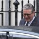 .- El primer ministro británico, Keir Starmer, parte hacia la Apertura del Parlamento desde Downing Street en Londres, Reino Unido, este miércoles. La Apertura del Parlamento es un acto ceremonial que marca formalmente el inicio de la nueva sesión parlamentaria y establece la agenda del gobierno para el próximo año.EFE/ Neil Hall