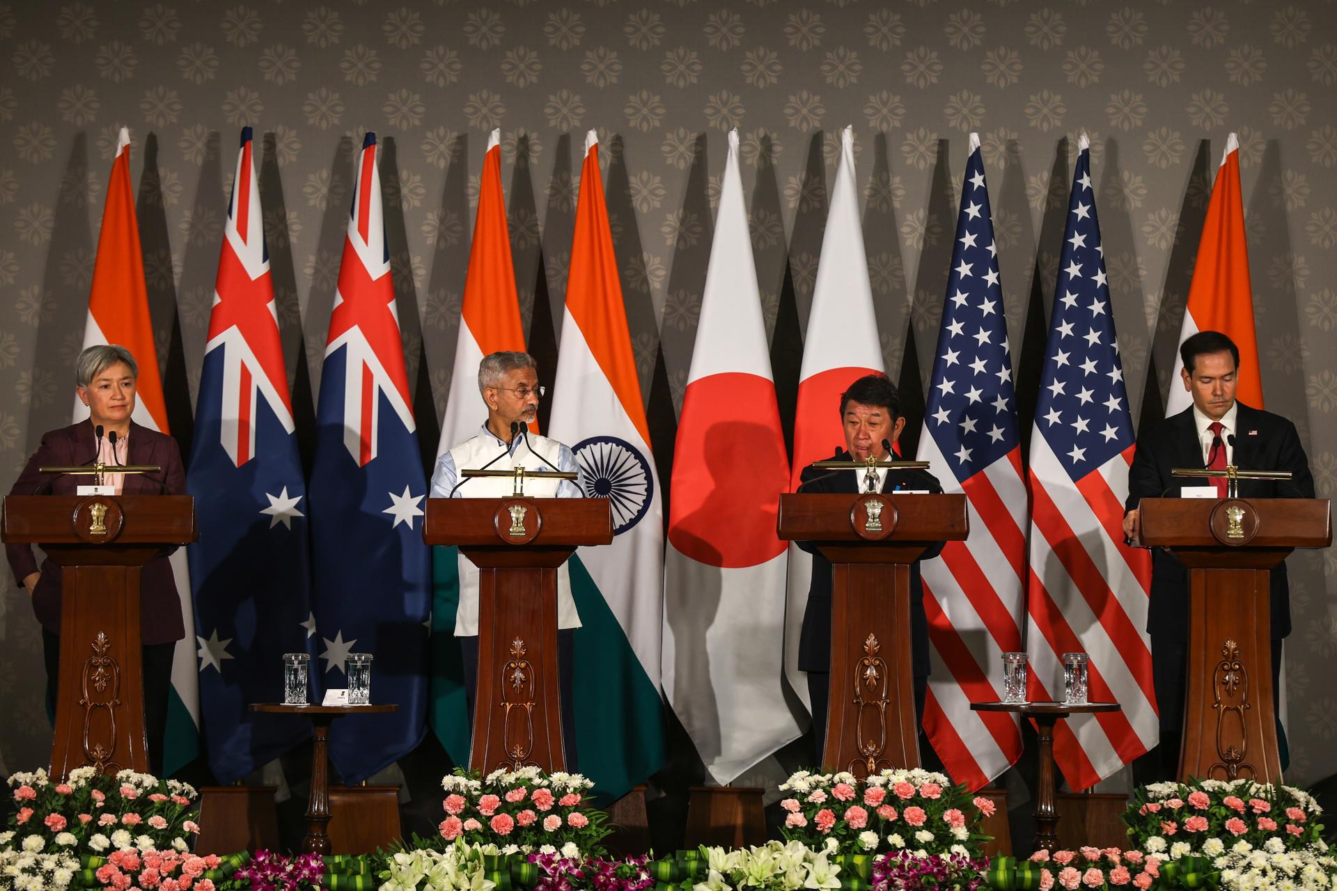 Nueva Delhi (India), 26/05/2026.- (De izquierda a derecha) La ministra de Asuntos Exteriores de Australia, Penny Wong; el ministro de Asuntos Exteriores de la India, Subrahmanyam Jaishankar; el ministro de Asuntos Exteriores de Japón, Toshimitsu Motegi; y el secretario de Estado de Estados Unidos, Marco Rubio, asisten a una rueda de prensa conjunta tras la reunión de ministros de Asuntos Exteriores del Quad en Nueva Delhi, India, el 26 de mayo de 2026. 
EFE/EPA/RAJAT GUPTA