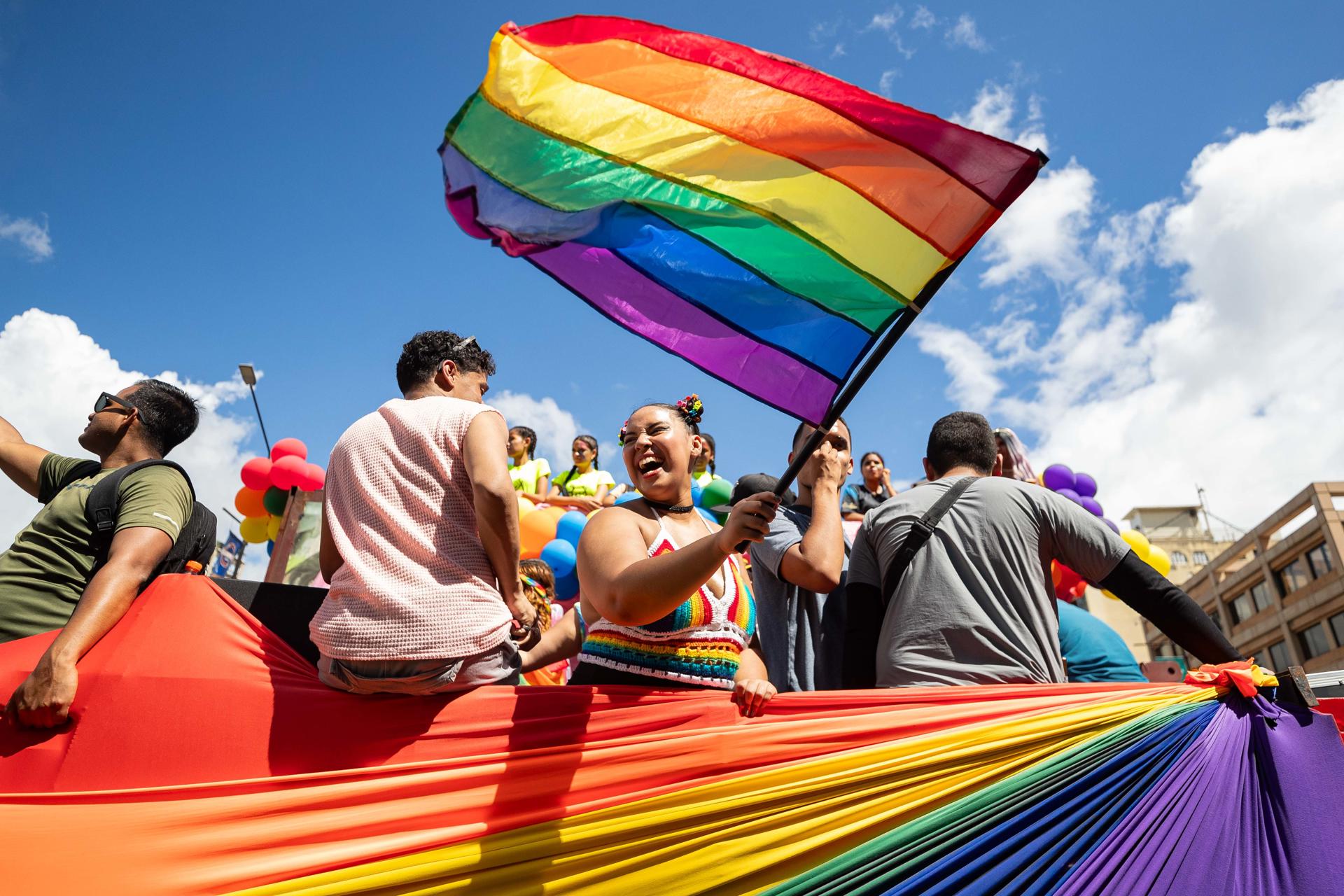 Personas participan en una marcha por el Día Internacional del Orgullo LGBTI. Imagen de archivo. EFE/ Ronald Peña R