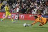 El delantero del Rayo Vallecano Sergio Camello (c) dispara ante el portero del Girona Paulo Gazzaniga durante el partido de la jornada 35 de LaLiga EA Sports que disputan el Rayo Vallecano y el Girona FC este lunes, en el Estadio de Vallecas, en Madrid. EFE/ Juanjo Martín