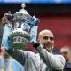 El jugador del Manchester City Pep Guardiola celebra la consecución de la FA Cup este pasado sábado en Wembley, Londres, Reino Unido. EFE/EPA/NEIL HALL