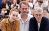 - (De izquierda a derecha) Sandrine Blancke, el director Emmanuel Marre y Swann Arlaud asisten a la sesión fotográfica de 'Un hombre de su tiempo' (Notre Salut) durante el 79º Festival de Cine de Cannes, en Cannes, Francia, el 21 de mayo de 2026. El festival se celebra del 12 al 23 de mayo de 2026. (Cine, Francia) EFE/EPA/TERESA SUAREZ
