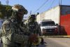 Integrantes del Ejército de México resguardan la zona donde una víctima de secuestro fue asesinada por sus captores, cuando policías intentaban el rescate, y en el enfrentamiento uno de los secuestradores fue abatido por los agentes, este lunes en Culiacán, Sinaloa. (México). EFE/ Iván Medina