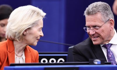 La Presidenta de la Comisión Europea, Ursula von der Leyen (i), y el Comisario de Comercio y Seguridad Económica, Relaciones Interinstitucionales y Transparencia, Maros Sefcovic, asisten a una sesión en el Parlamento Europeo en Estrasburgo, Francia, el 28 de abril de 2026. EFE/EPA/RONALD WITTEK