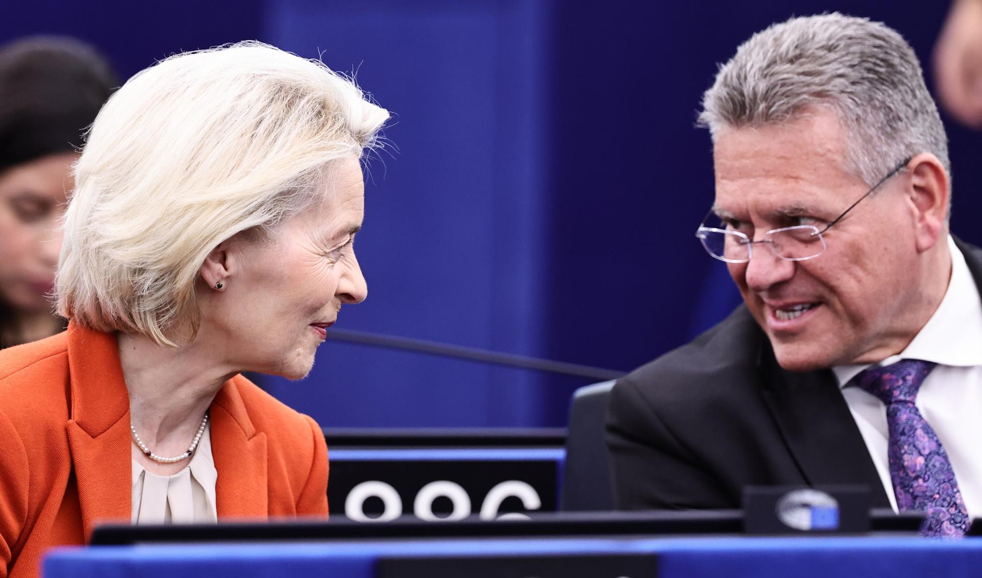 La Presidenta de la Comisión Europea, Ursula von der Leyen (i), y el Comisario de Comercio y Seguridad Económica, Relaciones Interinstitucionales y Transparencia, Maros Sefcovic, asisten a una sesión en el Parlamento Europeo en Estrasburgo, Francia, el 28 de abril de 2026. EFE/EPA/RONALD WITTEK