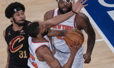 Mikal Bridges (c), de los Knicks de Nueva York lanza el balón este martes en un partido de la NBA ante Cleveland Cavaliers. EFE/ Ángel Colmenares