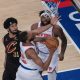 Mikal Bridges (c), de los Knicks de Nueva York lanza el balón este martes en un partido de la NBA ante Cleveland Cavaliers. EFE/ Ángel Colmenares