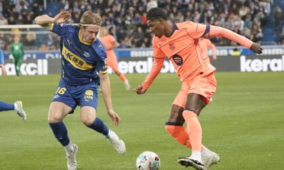 El delantero británico del FC Barcelona, Marcus Rashford (d), con el balón ante el defensa finlandés del Alaves, Ville Koski, durante el encuentro correspondiente a la jornada 36 de Laliga EA Sports que disputaron Alavés y FC Barcelona en el estadio de Mendizorroza, en Vitoria. EFE / Lino González.