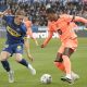 El delantero británico del FC Barcelona, Marcus Rashford (d), con el balón ante el defensa finlandés del Alaves, Ville Koski, durante el encuentro correspondiente a la jornada 36 de Laliga EA Sports que disputaron Alavés y FC Barcelona en el estadio de Mendizorroza, en Vitoria. EFE / Lino González.
