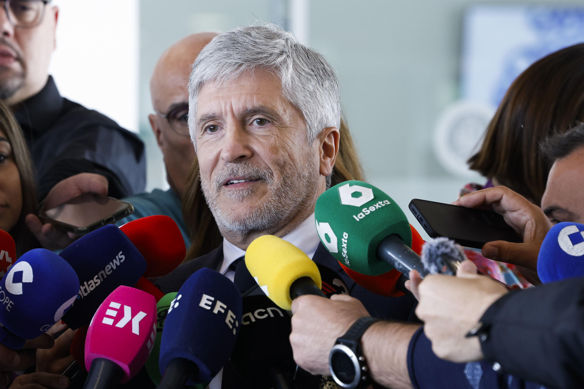 - El ministro del Interior, Fernando Grande-Marlaska atiende a la prensa tras la reunión general de coordinación del dispositivo de seguridad organizado con motivo de la visita del Papa León XIV a España, este lunes en el Centro Tecnológico de Seguridad (CETSE), en la capital. EFE/J.J.Guillen