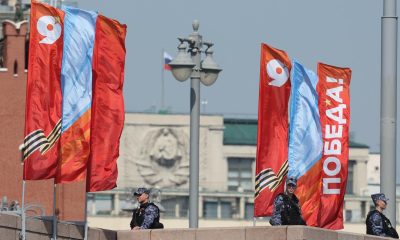 Agentes de policía hacen guardia frente a pancartas colocadas para las celebraciones del Día de la Victoria en la Plaza Roja de Moscú, Rusia, el 7 de mayo de 2026. EFE/EPA/SERGEI ILNITSKY