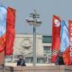 Agentes de policía hacen guardia frente a pancartas colocadas para las celebraciones del Día de la Victoria en la Plaza Roja de Moscú, Rusia, el 7 de mayo de 2026. EFE/EPA/SERGEI ILNITSKY