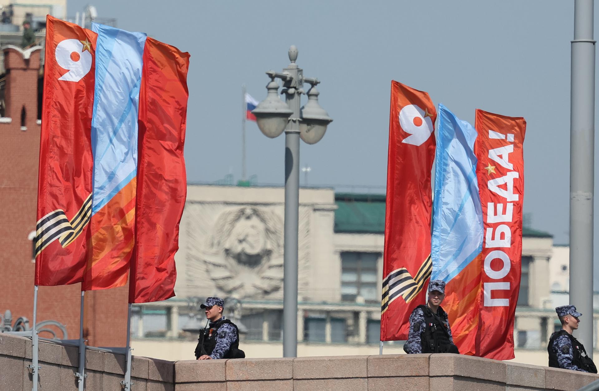 Agentes de policía hacen guardia frente a pancartas colocadas para las celebraciones del Día de la Victoria en la Plaza Roja de Moscú, Rusia, el 7 de mayo de 2026. EFE/EPA/SERGEI ILNITSKY