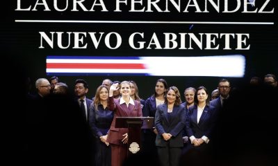 La presidenta electa de Costa Rica, Laura Fernández, saluda durante la presentación del nuevo gabinete este martes, en San José (Costa Rica). EFE/ Jeffrey Arguedas