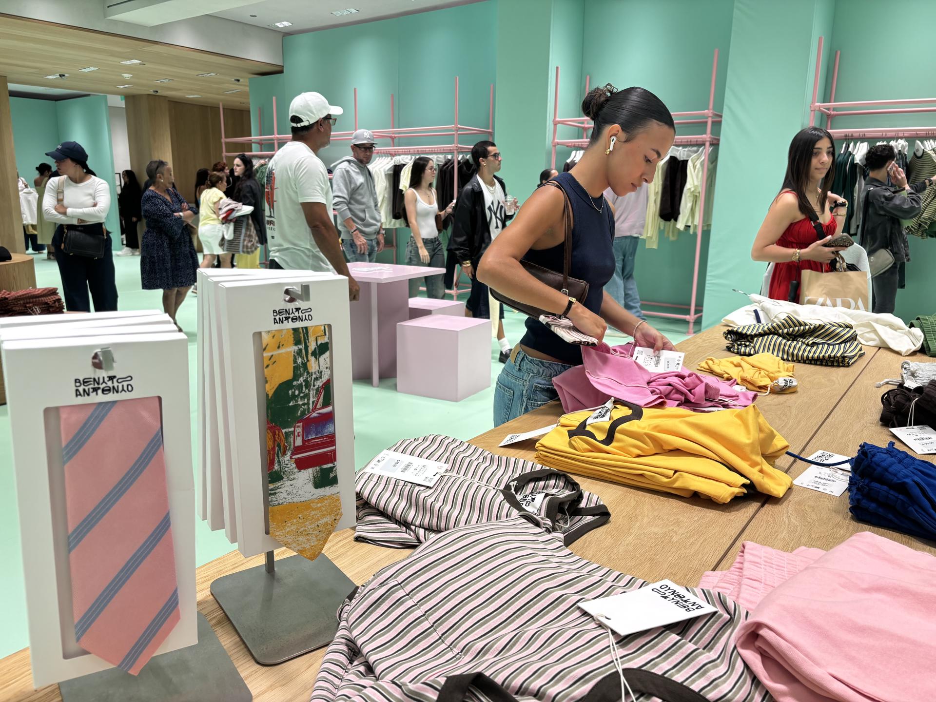 Personas observan las prendas de la nueva colección exclusiva 'Benito Antonio' este martes, en la tienda de la marca española Zara en el centro comercial Plaza Las Américas de San Juan (Puerto Rico). EFE/ Esther Alaejos
