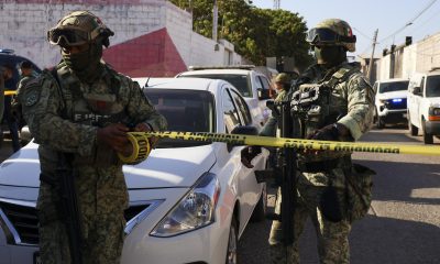 Integrantes del Ejército Mexicano resguardan la zona donde una víctima de secuestro fue asesinada por sus captores, cuando policías intentaban el rescate, y en el enfrentamiento uno de los secuestradores fue abatido por los agentes, este lunes en Culiacán, Sinaloa. (México). EFE/ Iván Medina