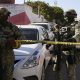 Integrantes del Ejército Mexicano resguardan la zona donde una víctima de secuestro fue asesinada por sus captores, cuando policías intentaban el rescate, y en el enfrentamiento uno de los secuestradores fue abatido por los agentes, este lunes en Culiacán, Sinaloa. (México). EFE/ Iván Medina