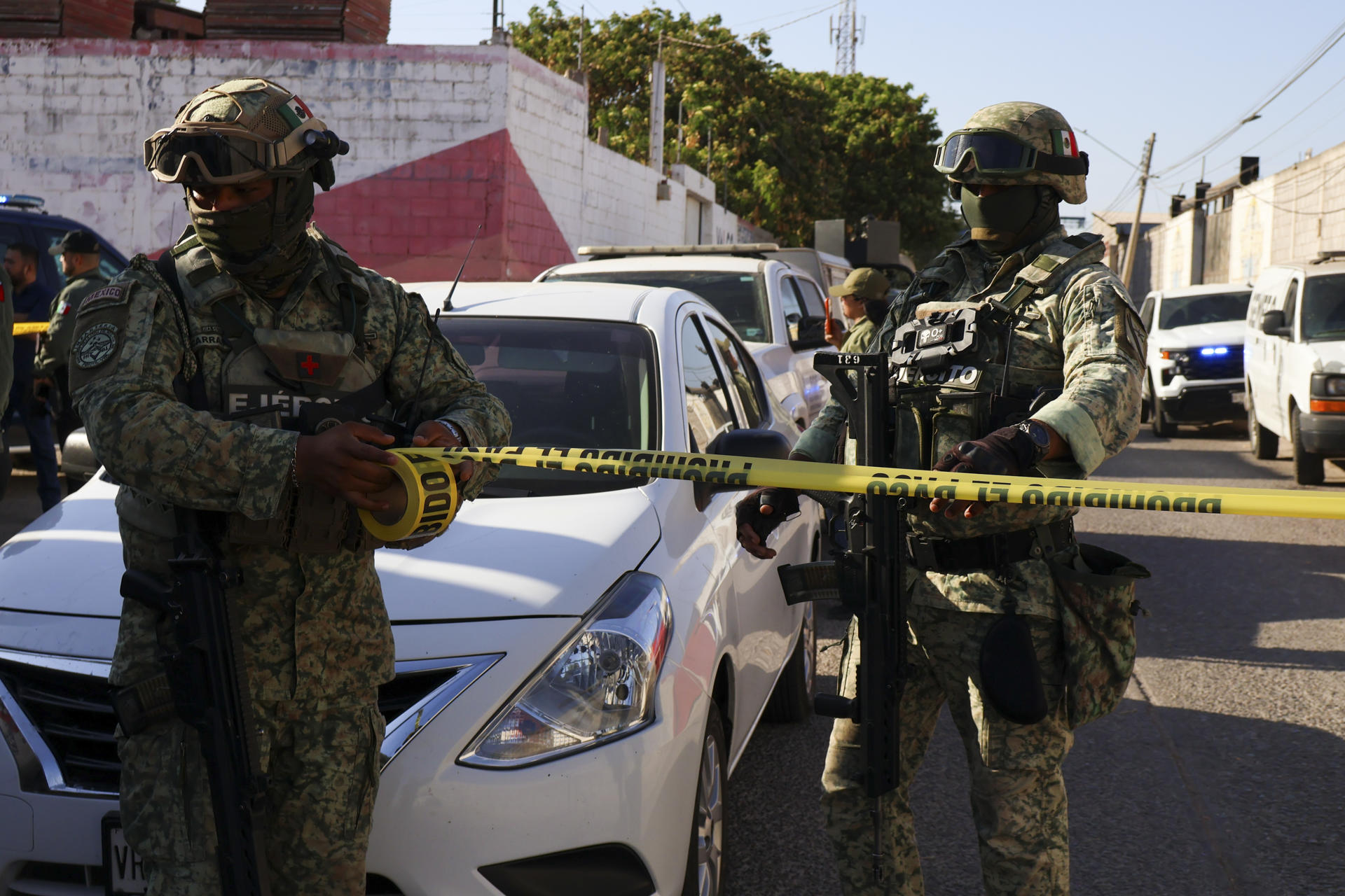 Integrantes del Ejército Mexicano resguardan la zona donde una víctima de secuestro fue asesinada por sus captores, cuando policías intentaban el rescate, y en el enfrentamiento uno de los secuestradores fue abatido por los agentes, este lunes en Culiacán, Sinaloa. (México). EFE/ Iván Medina