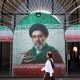 Iraníes caminan junto a una imagen del líder supremo de Irán, el ayatolá Mojtaba Jamenei, en una calle de Teherán, Irán, el pasado 6 de mayo de 2026. El presidente de EE.UU., Donald Trump, anunció la pausa de la operación de escolta de buques a través del Estrecho de Ormuz, insinuando avances en las conversaciones de paz con Teherán. (Teherán) EFE/EPA/ABEDIN TAHERKENAREH