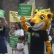 Integrantes de Greenpeace y la mascota jaguar 'Kanan' se manifiestan este sábado, a las afueras de Palacio Nacional en Ciudad de México (México). EFE/Sáshenka Gutiérrez