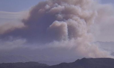 Captura de video de Alert California de la Universidad de California San Diego que muestra humo provocado por el incendio Sandy este lunesn en el condado de Ventura, California (EE.UU.). EFE/ Alert California /SOLO USO EDITORIAL/NO VENTAS/SOLO DISPONIBLE PARA ILUSTRAR LA NOTICIA QUE ACOMPAÑA (CRÉDITO OBLIGATORIO)
