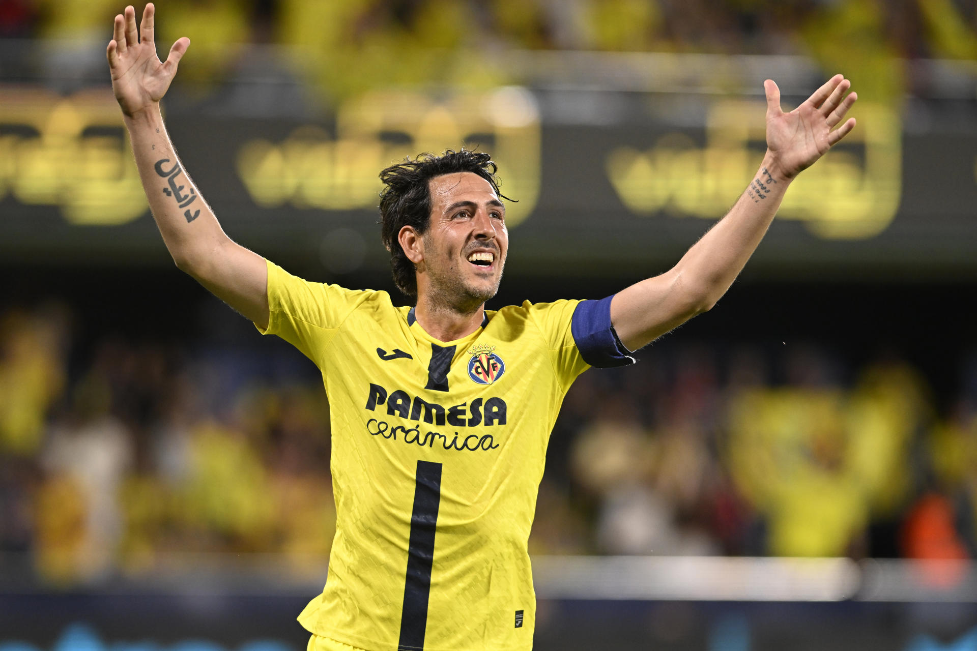 El centrocampista del Villarreal Dani Parejo celebra tras marcar el 1-0, durante el partido de la jornada 38 de LaLiga EA Sports entre el Villarreal y el Atlético de Madrid disputado este domingo en el estadio de la Cerámica. EFE/Andreu Esteban